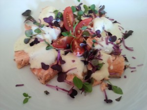 frischer Salat mit gebratenem Lachs und Aioli