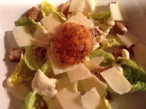 Asiatisch Caesar Salat mit frittiertem Eigelb
