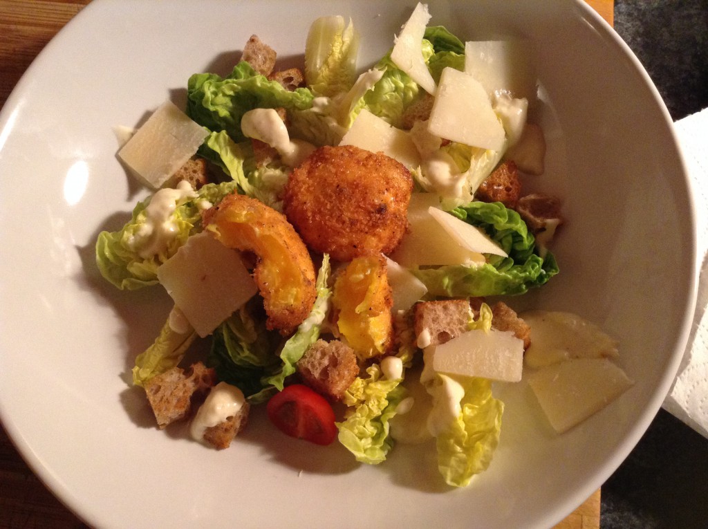 Asiatischer Caesar Salad mit frittiertem Eigelb