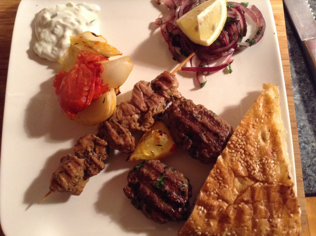 Türkischer Grillteller mit Kebab, Köfte, Zwiebelsalat, Cazik und Grillgemüse